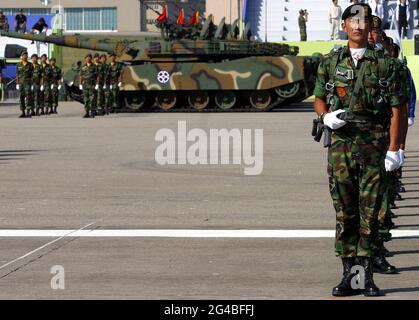 20. Juni 2021-Sungnam, Südkorea-südkoreanische Militärsoldaten stehen für ihre Generalprobe am Gründungstag auf dem Luftwaffenstützpunkt in Sungnam, Südkorea, in Pose. Stockfoto