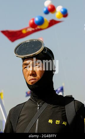 20. Juni 2021-Sungnam, Südkorea-südkoreanische Militärsoldaten stehen für ihre Generalprobe am Gründungstag auf dem Luftwaffenstützpunkt in Sungnam, Südkorea, in Pose. Stockfoto