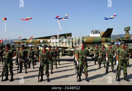 20. Juni 2021-Sungnam, Südkorea-südkoreanische Militärsoldaten stehen für ihre Generalprobe am Gründungstag auf dem Luftwaffenstützpunkt in Sungnam, Südkorea, in Pose. Stockfoto