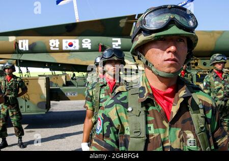 20. Juni 2021-Sungnam, Südkorea-südkoreanische Militärsoldaten stehen für ihre Generalprobe am Gründungstag auf dem Luftwaffenstützpunkt in Sungnam, Südkorea, in Pose. Stockfoto