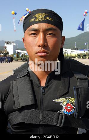 20. Juni 2021-Sungnam, Südkorea-südkoreanische Militärsoldaten stehen für ihre Generalprobe am Gründungstag auf dem Luftwaffenstützpunkt in Sungnam, Südkorea, in Pose. Stockfoto