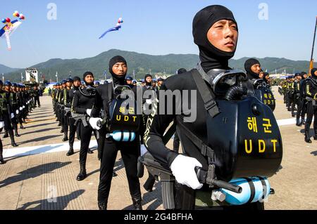 20. Juni 2021-Sungnam, Südkorea-südkoreanische Militärsoldaten stehen für ihre Generalprobe am Gründungstag auf dem Luftwaffenstützpunkt in Sungnam, Südkorea, in Pose. Stockfoto