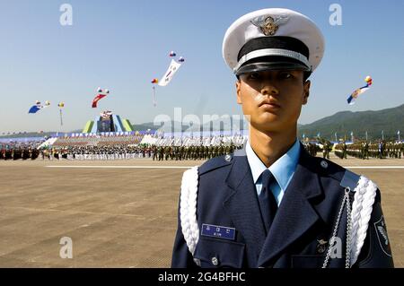 20. Juni 2021-Sungnam, Südkorea-südkoreanische Militärsoldaten stehen für ihre Generalprobe am Gründungstag auf dem Luftwaffenstützpunkt in Sungnam, Südkorea, in Pose. Stockfoto