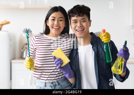 Portrait von glücklichen asiatischen Paar mit Reinigungsbedarf Stockfoto