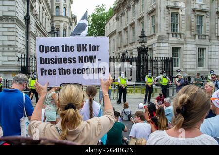 LONDON, ENGLAND- 14. Juni 2021: Anti-Lockdown-Demonstranten protestieren an dem Tag, an dem Boris Johnson die Verzögerung der Lockerung der Sperre in Engl angekündigt hat