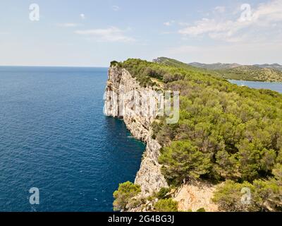 Luftaufnahme eines Vorgebirges, Küste, Klippe mit Blick auf das Meer, Dugi Otok Insel vor der Stadt Zadar, Kroatien. Urlaub und Tourismus Stockfoto