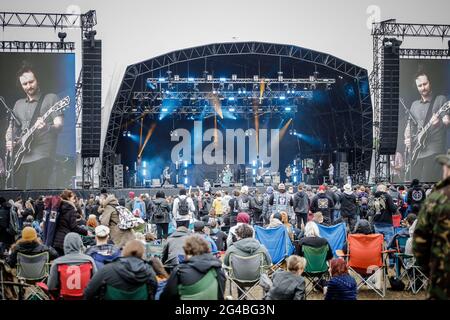 Donington Park, Leicestershire, Großbritannien. Juni 2021. Musikfans, die Lonely the Brave genießen, treten beim Download Pilot Festival in Großbritannien auf. Die Pilotveranstaltung ist ein Camping-Festival mit 10,000 Plätzen und Teil der zweiten Phase des Veranstaltungsprogramms der Regierung. Das erste volle Wochenend-Festival mit Camper in Großbritannien seit der Sperre vom 2020. März. Jeder vor Ort hat vor der Einreise einen lateralen Flow-Test durchgeführt, ein negatives Ergebnis erhalten und auch einen PCR-Test gemacht. Jeder darf ohne Maske oder soziale Distanzierung singen, tanzen und sogar umarmen. Stockfoto