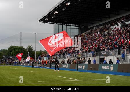 London, Großbritannien. Juni 2021. Fans begrüßen das Saracens-Team am 6/20/2021 auf dem Platz in London, Großbritannien. (Foto von Richard Washbrooke/News Images/Sipa USA) Quelle: SIPA USA/Alamy Live News Stockfoto