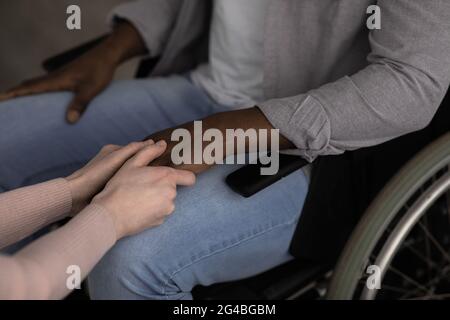 Moderne häusliche Pflege für behinderte Menschen und Behandlung in Selbstisolation Stockfoto