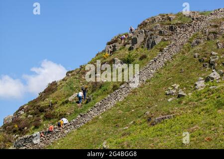 Die Wanderung hinauf zu Peel Crags at Steel Rig auf dem nationalen Fernwanderweg Hadrians Wall Stockfoto