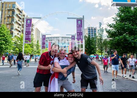 WEMBLEY, LONDON, ENGLAND- 13. Juni 2021: Siegt den englischen Fußballfans nach dem Sieg Englands gegen Kroatien im EUROSPIEL in Wembley Stockfoto