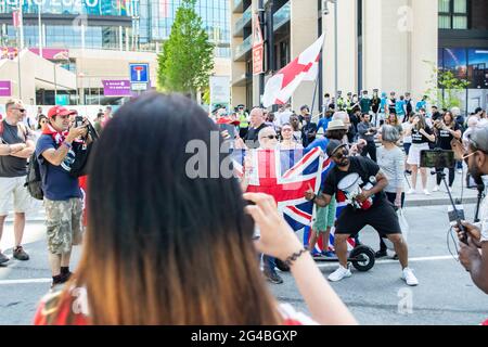 WEMBLEY, LONDON, ENGLAND- 13. Juni 2021: England-Anhänger bei einem „DON'T TAKE THE KNEE“-Protest vor dem Spiel England gegen Kroatien Stockfoto