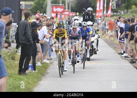 Der Belgier Wout Van Aert vom Team Jumbo-Visma, der Belgier Edward Theuns von Trek-Segafredo und der Belgier Remco Evenepoel von Deceuninck - Quick-Step abgebildet in Stockfoto