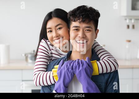 Portrait von schönen asiatischen Paar Haus-Keeping zusammen, Küche innen Stockfoto