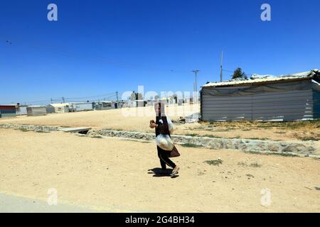 (210620) -- ZAATARI CAMP, 20. Juni 2021 (Xinhua) -- EIN syrischer Flüchtling wird im Zaatari Flüchtlingslager, Jordanien, am 17. Juni 2021 gesehen. Mohamed Jokhadar, ein 35-jähriger syrischer Künstler, der im jordanischen Flüchtlingslager Zaatari lebt, setzt seine Malkünste nicht nur ein, um die Hoffnung der syrischen Flüchtlinge wiederherzustellen, sondern auch, um sie zu erziehen und zu befähigen, eine bessere Zukunft zu verwirklichen. Syrischer Künstler malt, um die Hoffnung der Flüchtlinge in Jordanien wiederzubeleben' (Foto: Mohammad Abu Ghosh/Xinhua) Stockfoto