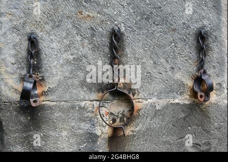 Mittelalterlicher Pranger an der Dorfkirche Peetzen in Schaumburg Stockfoto