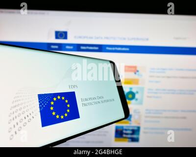 Smartphone mit Logo der Behörde Europäischer Datenschutzbeauftragter (EDSB) auf dem Bildschirm vor der Website. Konzentrieren Sie sich auf die Mitte rechts des Telefondisplays. Stockfoto