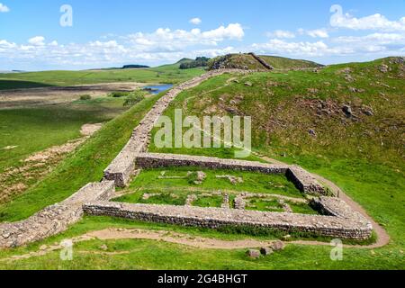 Milecastle 39 Castle Nick, Blick auf Crag Lough auf der römischen Hadrian's Wall Fernwanderweg in Northumberland England Stockfoto