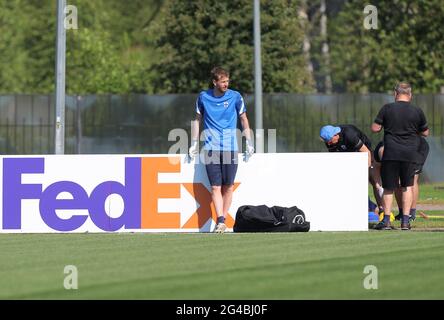 Selenogorsk, Russland. Juni 2021. Fußball: Europameisterschaft, Gruppe B, Finaltraining Finnland vor dem Spiel gegen Belgien. Towart Lukas Hradecky steht während des Trainings an der Werbetafel. Quelle: Igor Russak/dpa/Alamy Live News Stockfoto