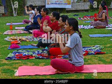 Indische Frauen führen Yoga am Vorabend des Internationalen Yoga-Tages in Beawar durch. Der Yoga-Tag wird seit 2015 jährlich am 21. Juni gefeiert. Yoga ist eine körperliche, geistige und spirituelle Praxis, die ihren Ursprung in Indien hat. Die indische Regierung kündigte das besondere Thema für den Internationalen Tag des Yoga 2021 an: ‘Yoga for Wellness'. (Foto von Sumit Sararswat/Pacific Press/Sipa USA) Stockfoto