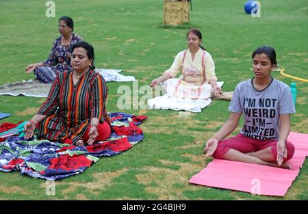 Indische Frauen führen Yoga am Vorabend des Internationalen Yoga-Tages in Beawar durch. Der Yoga-Tag wird seit 2015 jährlich am 21. Juni gefeiert. Yoga ist eine körperliche, geistige und spirituelle Praxis, die ihren Ursprung in Indien hat. Die indische Regierung kündigte das besondere Thema für den Internationalen Tag des Yoga 2021 an: ‘Yoga for Wellness'. (Foto von Sumit Sararswat/Pacific Press/Sipa USA) Stockfoto