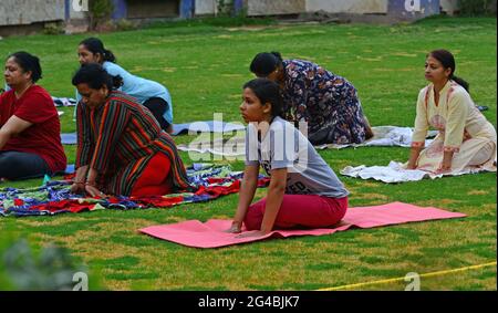 Indische Frauen führen Yoga am Vorabend des Internationalen Yoga-Tages in Beawar durch. Der Yoga-Tag wird seit 2015 jährlich am 21. Juni gefeiert. Yoga ist eine körperliche, geistige und spirituelle Praxis, die ihren Ursprung in Indien hat. Die indische Regierung kündigte das besondere Thema für den Internationalen Tag des Yoga 2021 an: ‘Yoga for Wellness'. (Foto von Sumit Sararswat/Pacific Press/Sipa USA) Stockfoto