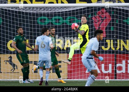 Timbers-Torhüter Steve Clark macht früh im Spiel ein Spare. Der Portland Timbers Football Club besiegte Sporting KC (Kansas City) 2-1 am 19. Juni 2021 im Providence Park in Portland, Oregon, mit einer Zuschauermenge, die zum ersten Mal zu 80 % ausgelastet war. Portland überwand ein Defizit Anfang 1-0 mit zwei Toren der ersten Halbzeit von Dairon Asprilla und Marvin Loria. (Foto von John Rudoff/Sipa USA) Stockfoto