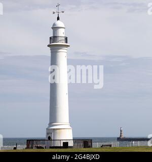 White Lighthouse und Roker Lighthouse in Sunderland, England. Der Sandstrand ist an einem sonnigen Sommertag zu sehen. Stockfoto
