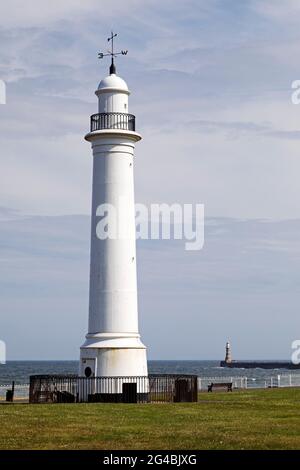 White Lighthouse und Roker Lighthouse in Sunderland, England. Der Sandstrand ist an einem sonnigen Sommertag zu sehen. Stockfoto