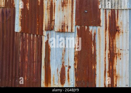 Metallrost Hintergrund, Zerfall Stahl, Metall Textur mit Kratzer und Risse, Rostwand, alte Metall Eisen Rost Textur Stockfoto