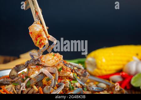 Papayasalat mit Krabben, Lachs, Herzmuscheln, Garnelen Stockfoto