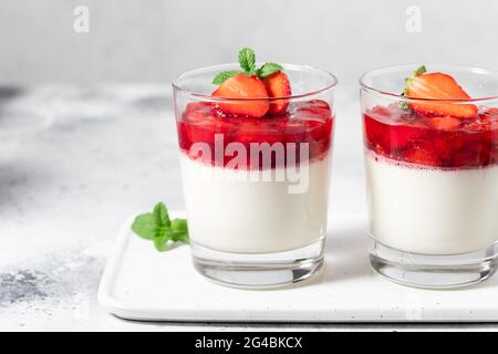 Vegane Kokosnuss-Panna Cotta mit Erdbeersoße Stockfoto