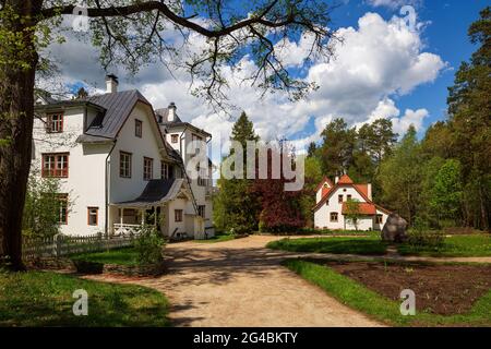 Region Tula, Russland - 16. Mai 2021: Polenovo-Anwesen. Museum-Reserve des Künstlers Wassili Polenov, Haupthaus und Atelier des Künstlers Abtei. Stockfoto