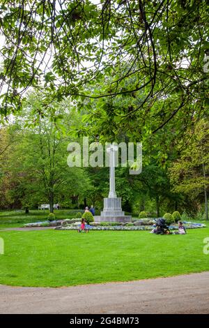 Menschen in der Parklandschaft am Kenotaph-Kriegsdenkmal in der Northumberland-Stadt Hexham England Stockfoto