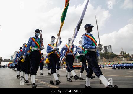 Addis Abeba, Äthiopien. Juni 2021. Polizisten der Stadt Addis Abeba werden während einer Parade gesehen, um das neue Logo und die Uniformen der äthiopischen Polizei am Meskel-Platz in Addis Abeba, Äthiopien, am 19. Juni 2021 zu präsentieren. Quelle: Michael Tewelde/Xinhua/Alamy Live News Stockfoto