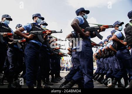 Addis Abeba, Äthiopien. Juni 2021. Polizisten der Stadt Addis Abeba werden während einer Parade gesehen, um das neue Logo und die Uniformen der äthiopischen Polizei am Meskel-Platz in Addis Abeba, Äthiopien, am 19. Juni 2021 zu präsentieren. Quelle: Michael Tewelde/Xinhua/Alamy Live News Stockfoto