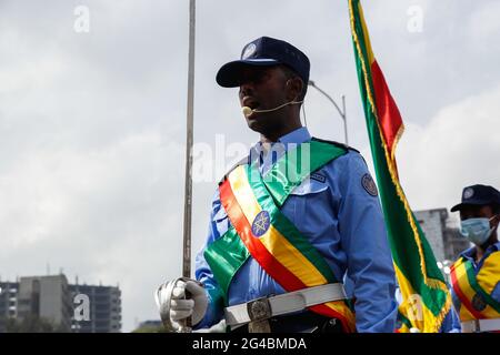 Addis Abeba, Äthiopien. Juni 2021. Polizisten der Stadt Addis Abeba werden während einer Parade gesehen, um das neue Logo und die Uniformen der äthiopischen Polizei am Meskel-Platz in Addis Abeba, Äthiopien, am 19. Juni 2021 zu präsentieren. Quelle: Michael Tewelde/Xinhua/Alamy Live News Stockfoto