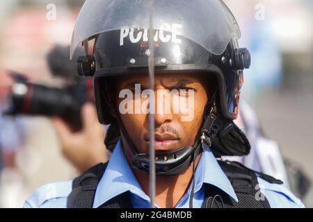 Addis Abeba, Äthiopien. Juni 2021. Ein Polizist der Stadt Addis Abeba wird während einer Parade gesehen, um am 19. Juni 2021 auf dem Meskel-Platz in Addis Abeba, Äthiopien, das neue Logo und die Uniformen der äthiopischen Polizei zu präsentieren. Quelle: Michael Tewelde/Xinhua/Alamy Live News Stockfoto