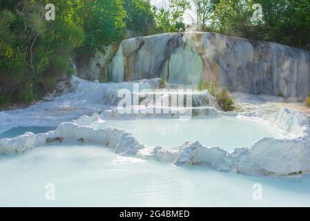 Geothermisches Schwimmbad und Thermalquelle in der Toskana, Italien. Bagni San Filippo natürlichen Thermalwasserfall am Morgen ohne Menschen. Der Weiße Wal inmitten von Fo Stockfoto