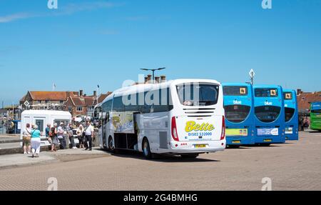 Yarmouth, Isle of Wight, England, Großbritannien. 2021. Bus- und Busbahnhof in Yarmouth eine beliebte Küstenstadt auf der Isle of Wight. Touristenbus und Fahrer wi Stockfoto