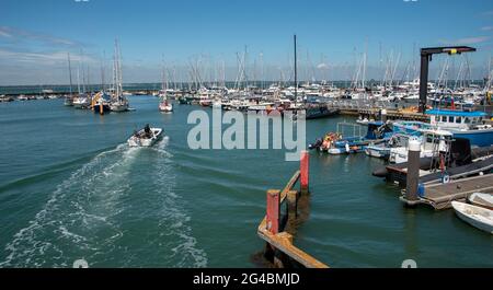 Yarmouth, Isle of Wight, England, Großbritannien. 2021. Der Hafen von Yarmouth, Isle of Wight, der von der Yar Bridge aus anliegt, beherrscht das Boot, das mit Passanten unterwegs ist Stockfoto