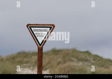 Ein Dreieck-Schild: Dünenschutzgebiet, bitte nicht betreten Stockfoto