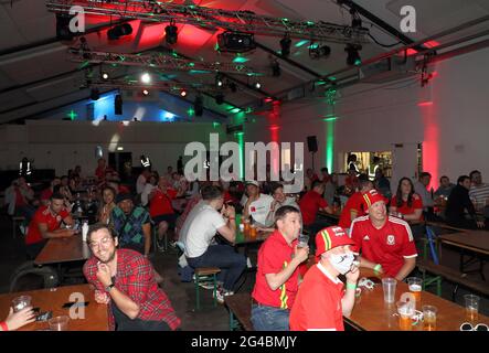 Fans der 4TheFans Fan Zone im Oval Space, London, sehen sich das UEFA Euro 2020 Gruppe D Spiel zwischen Italien und Wales in Rom an. Bilddatum: Sonntag, 20. Juni 2021. Stockfoto