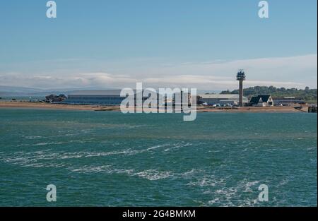 Calshot, Hampshire, England, Großbritannien. 2021. Southampton Water Viewing Calshot Activiy Centre, Calshot Castle, der Aussichtsturm der Küstenwache und Rettungsboot sta Stockfoto