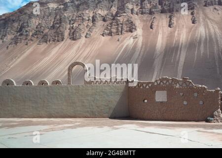 Im Tal der flammenden Berge in China gibt es eine Mauer mit Dekorationen Stockfoto