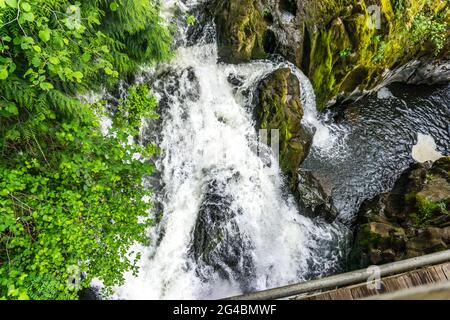 Wildwasser rauscht durch den unteren Teil der Tumwater Falls. Stockfoto