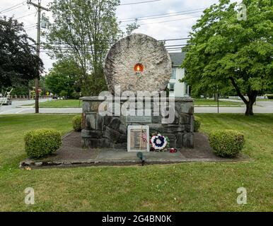 Port Jervis, NY - USA - 18. Juni 2021: Blick auf das Ewige Licht-Monument. Ein 20 Tonnen schweres Granitscheibendenkmal im Skinners Park, das zum Sturz dekotiert wurde Stockfoto