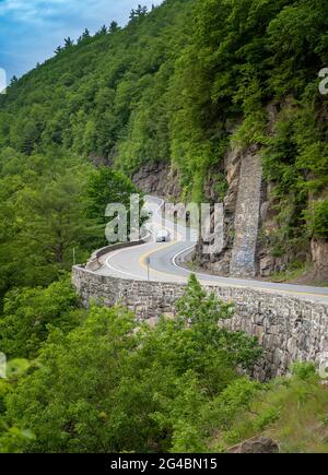 Sparrow Bush, NY - USA - 18. Juni 2021: Blick auf das Hawk's Nest, eine malerische Lage außerhalb von Port Jervis. Bekannt für seine kurvenreichen Straßen und landschaftlich reizvolle Aussicht Stockfoto