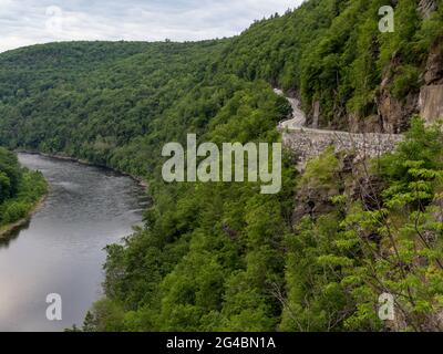 Sparrow Bush, NY - USA - 18. Juni 2021: Blick auf das Hawk's Nest, eine malerische Lage außerhalb von Port Jervis. Bekannt für seine kurvenreichen Straßen und landschaftlich reizvolle Aussicht Stockfoto