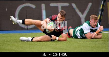 Alex Lewington von Saracens erzielt seinen sechsten Versuch während des Greene King IPA Championship-Spiels im StoneX Stadium in London. Bilddatum: Sonntag, 20. Juni 2021. Stockfoto